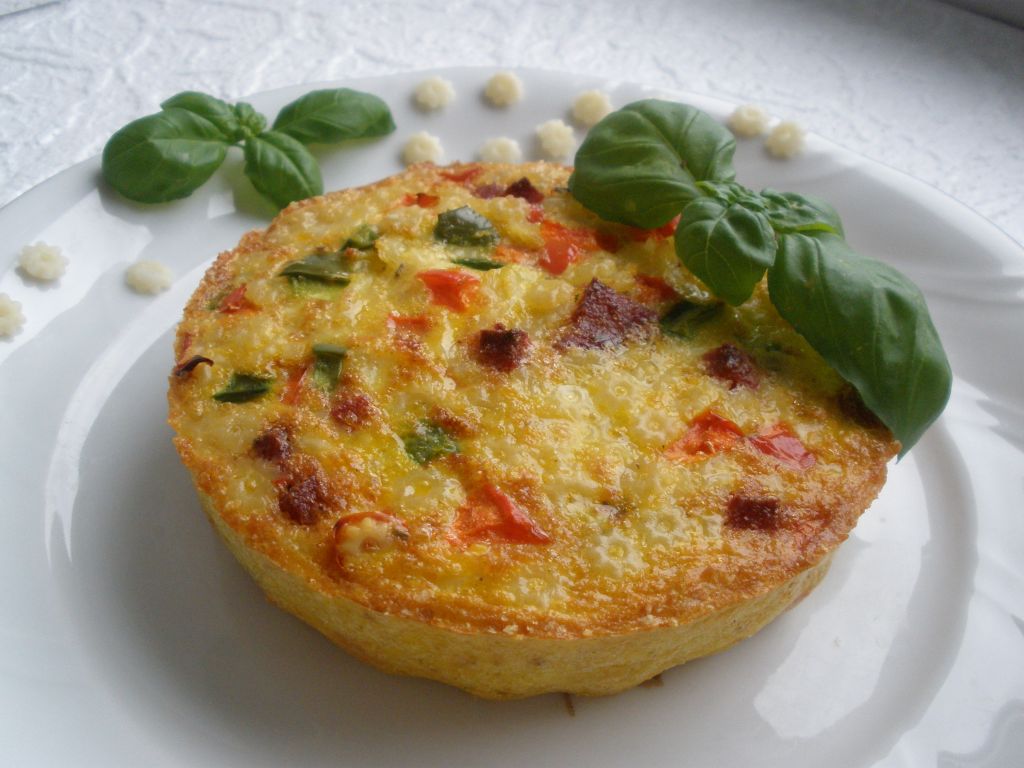 Frittata z makaronem i salami