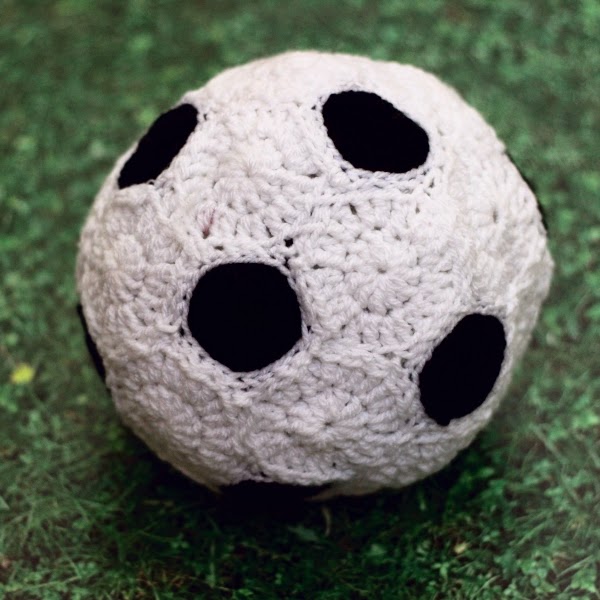 http://www.blog.oomanoot.com/crochet-soccer-ball-tutorial/?utm_source=directory&utm_medium=totally&utm_campaign=crochet-soccer-ball-tutorial