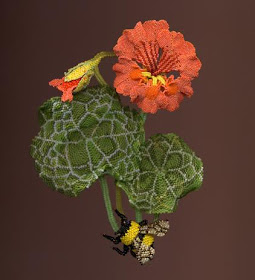 Как сделать цветы и насекомые из бисера