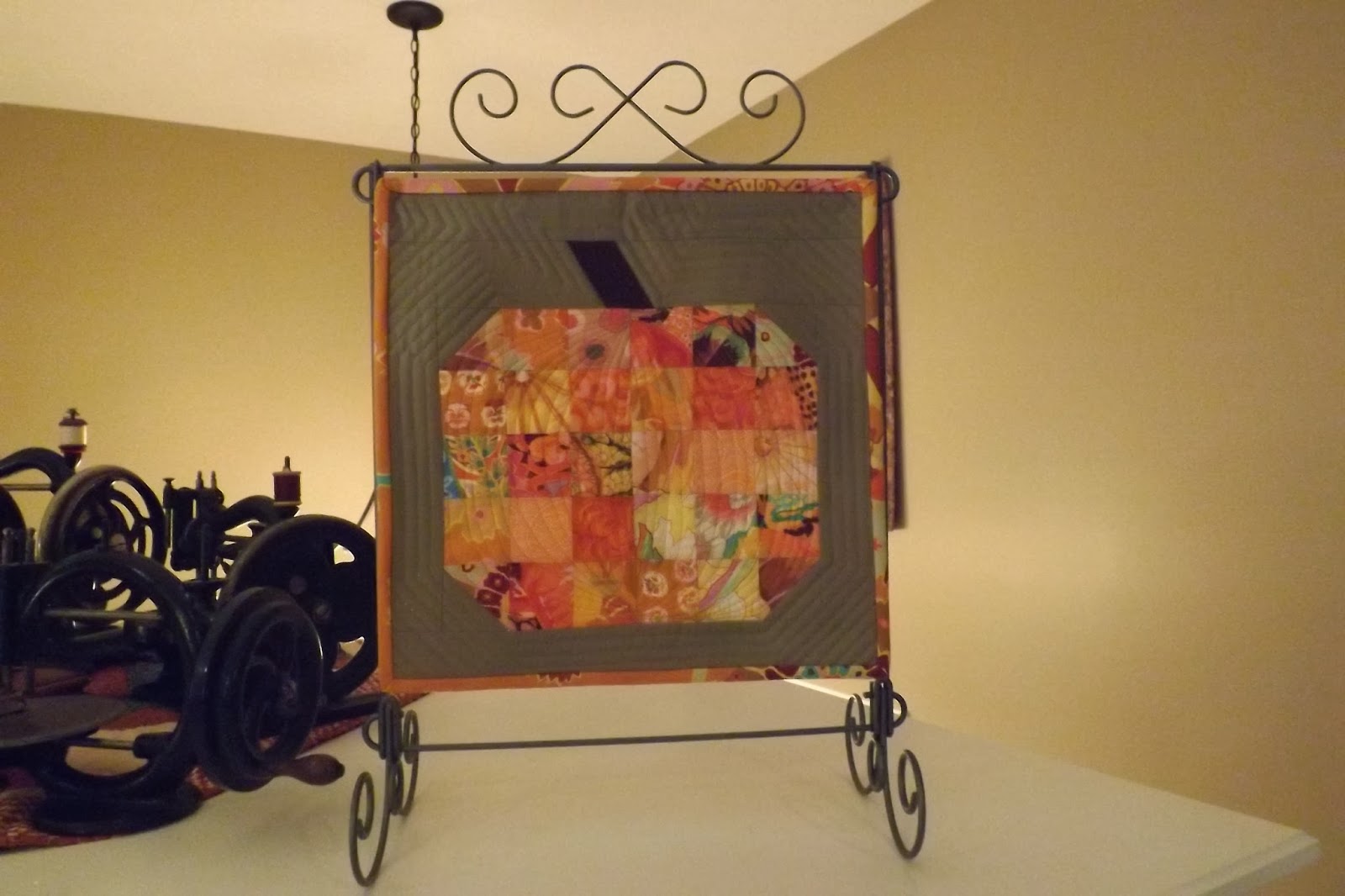 Treadle Quilts Seasonal Table top Stand