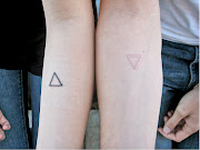 mini tatouage triangle ▲ femme. tatouage triangle ▲ homme tatouage couple bras triangle
