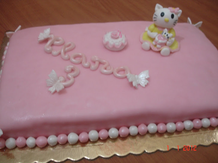 Uma Hello Kitty com a sua boneca