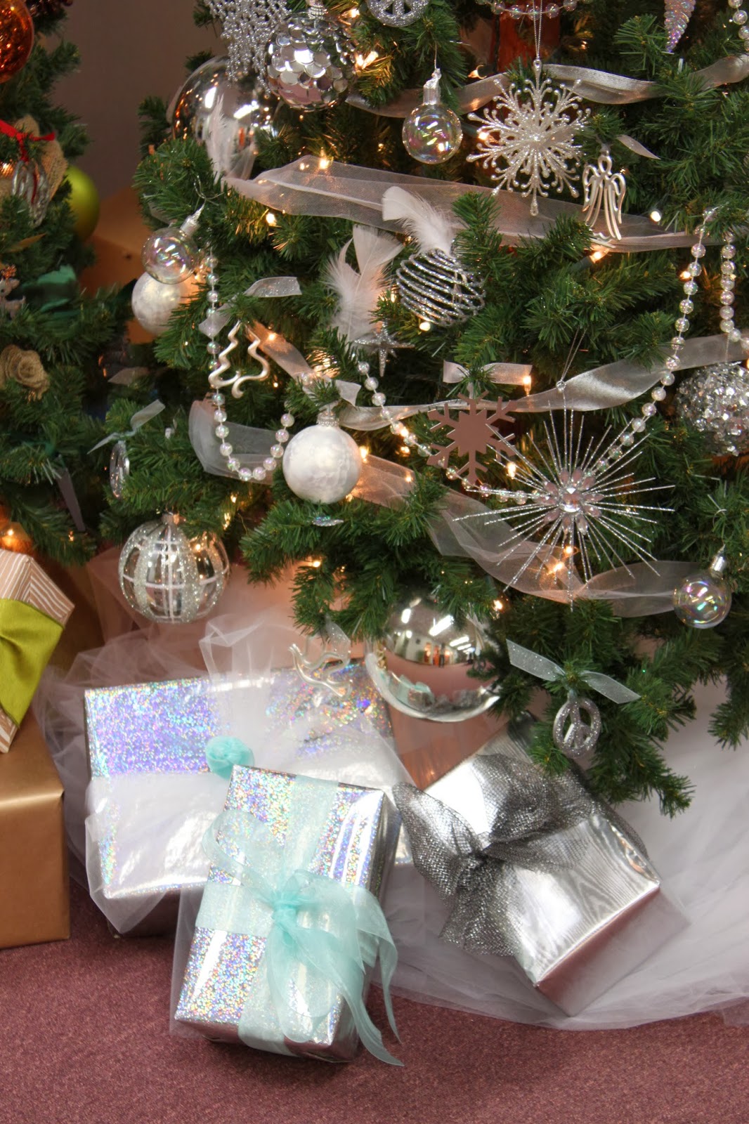 Robyn's Report Air Trend Christmas Tree