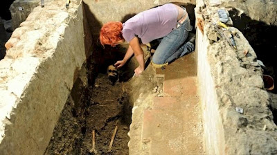 Excavating a skeleton purported to be that of Lisa Gherardini, Mona Lisa.