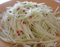 Salada de Chuchu ao Molho de Coco e Pimenta-Rosa (vegana)