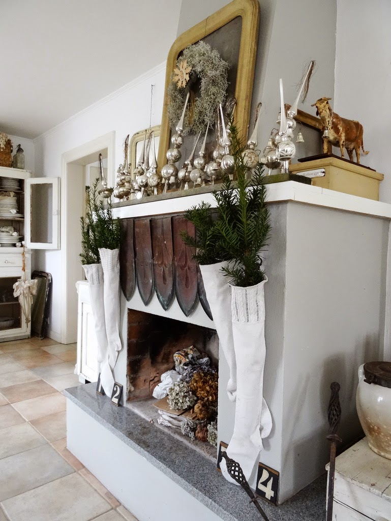 princessgreeneye: weihnachtliche Kaminumrandung und 2 Buch