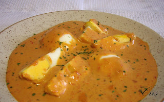 Huevos Cocidos Con Bechamel De Pimientos.
