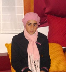 فرنسا: الفتاة التي قصّت شعرها من اجل الحجاب M0dy.net-11246186928