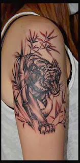 Braço tatuado com tigre