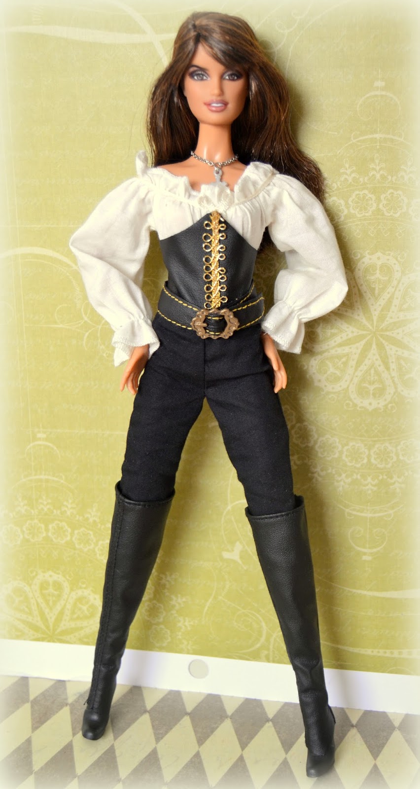 Barbie Angelica de Piratas del Caribe. Penélope Cruz. Cuerpo pivotal.