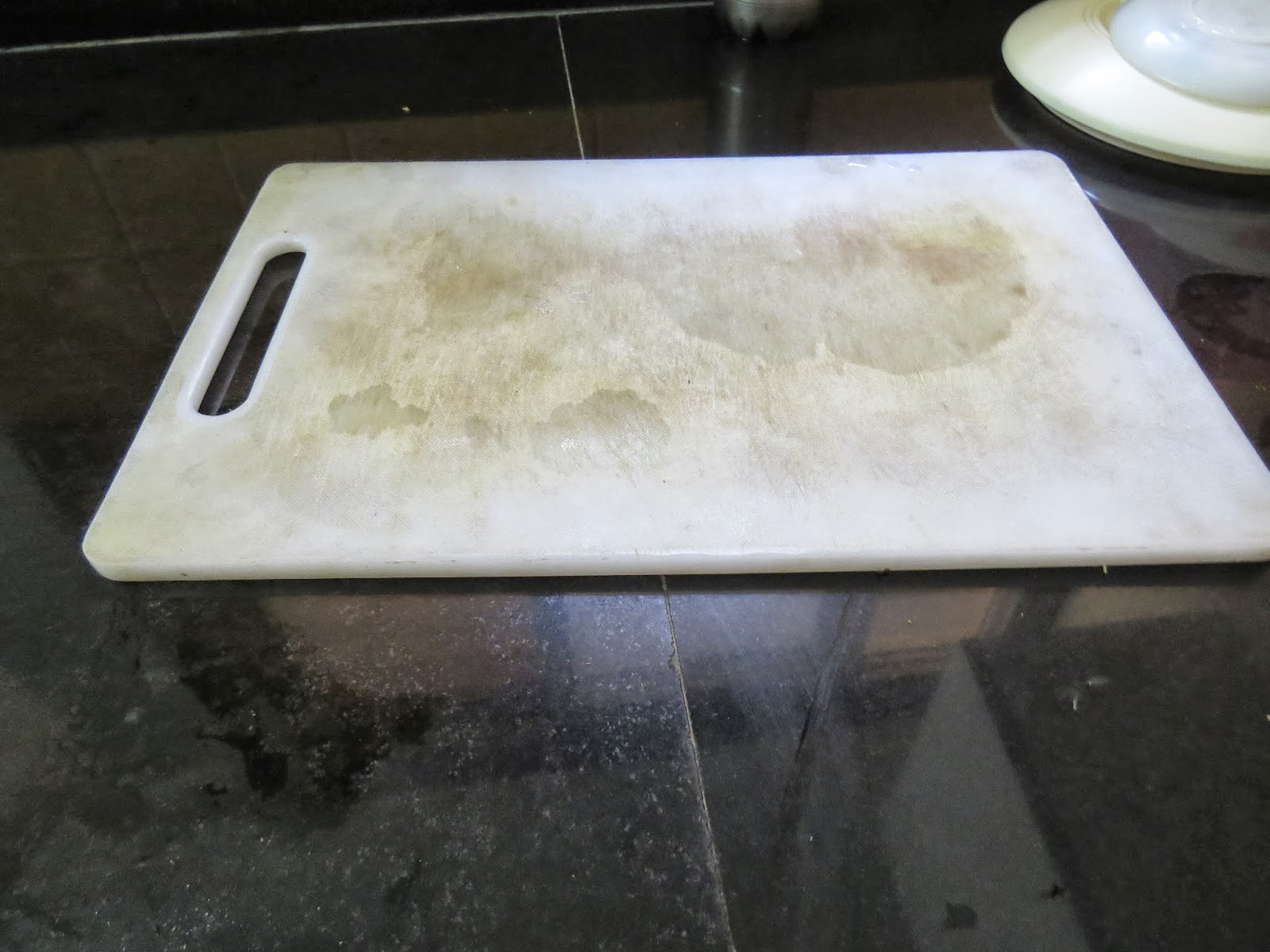 The Home Manager's Junction How to Keep Chopping Board Clean and White