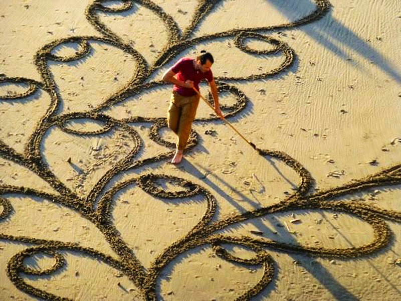 A Man Takes A Single Rake to The Beach… When You Zoom Out And See It’ll Blow Your Mind! A Man Takes A Single Rake to The Beach… When You Zoom Out And See It’ll Blow Your Mind!