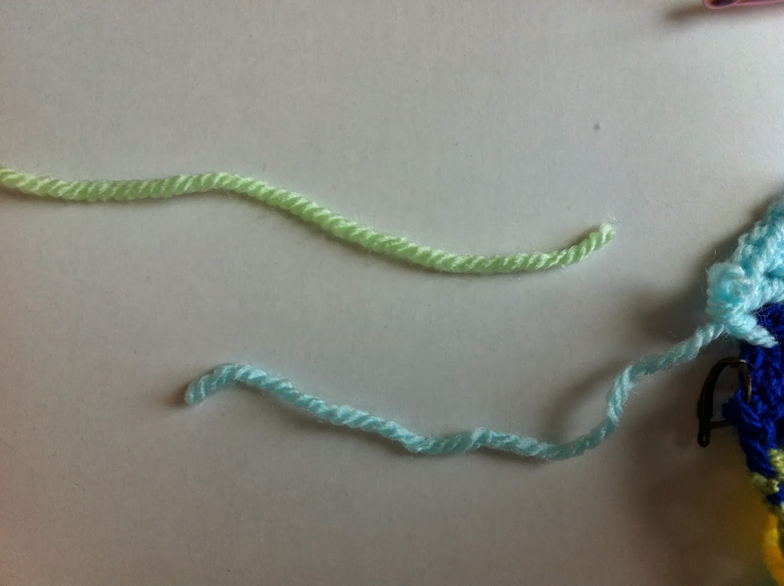 Along Came A Breeze double knot yarn join with a colour change...