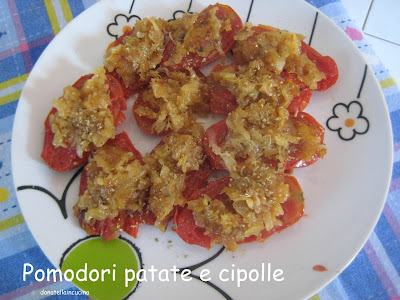 Pomodori in padella vestiti a festa con patate e cipolle