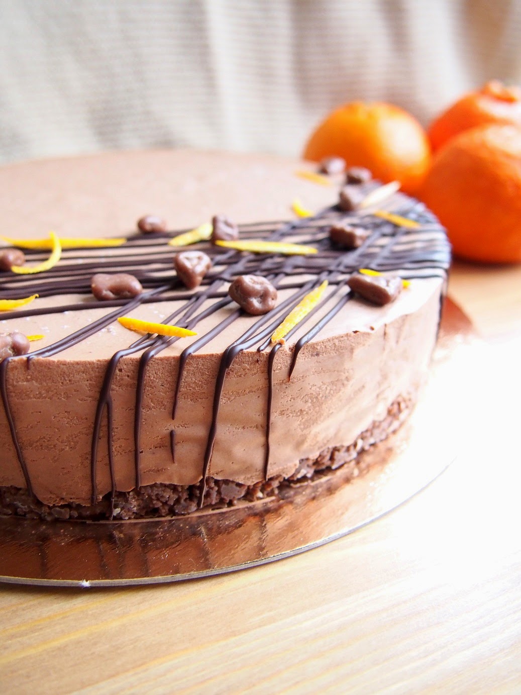 Appelsiini-suklaamoussekakku