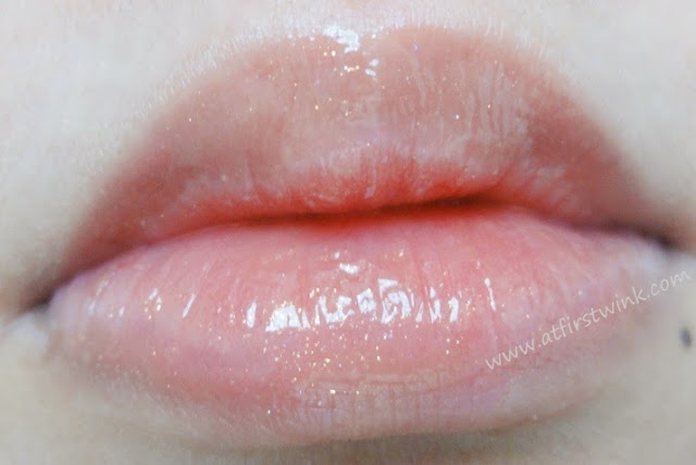 Clio Lipstealer gloss 11 - French Peach on lips