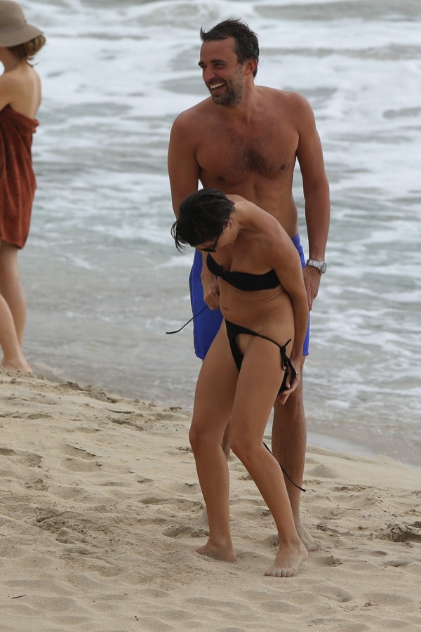 Ουπς...σε πίασαμε!!! Λύθηκε το μαγιό γνωστής παρουσιάστριας στην παραλία...(Ξυρίσου κοπέλα μου)!!  Alessandra+sublet+bikini+problems