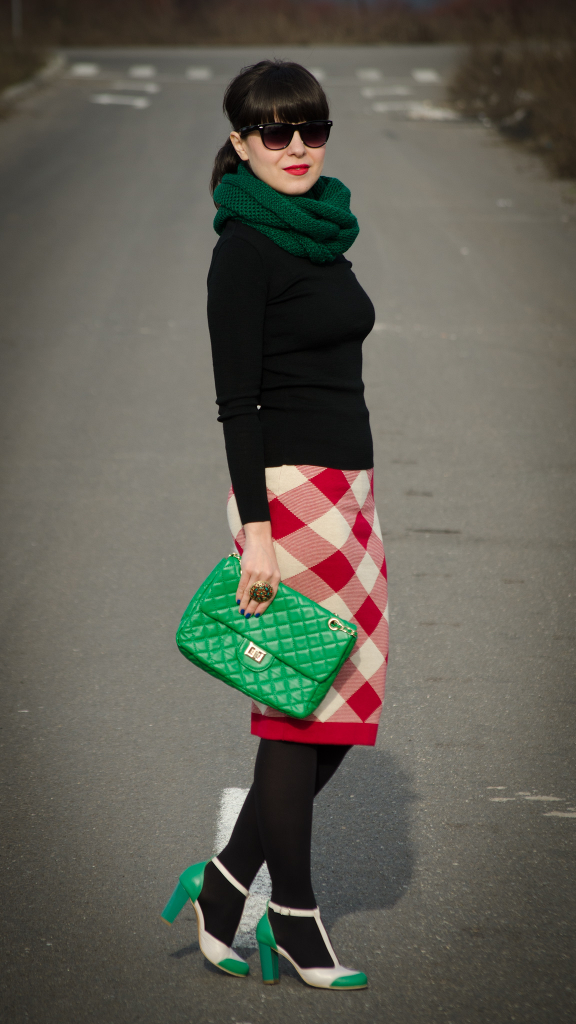red checkered pencil skirt checkers black turtleneck green scarf bag handbag nude & green high heels tina R koton Christmas look outfit