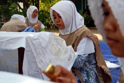Santri Asal Banten Belajar Membatik