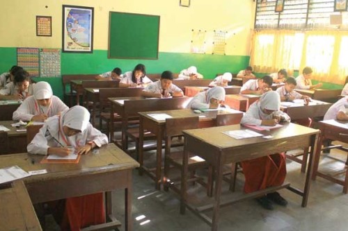 siswa belajar di ruang kelas dengan metode efektif dan efisien