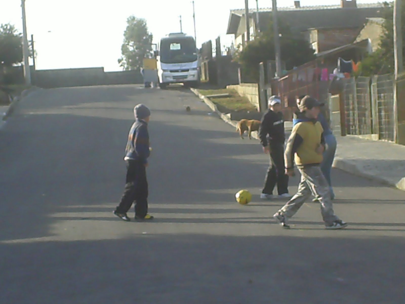 Jogando bola com os amigos na rua 