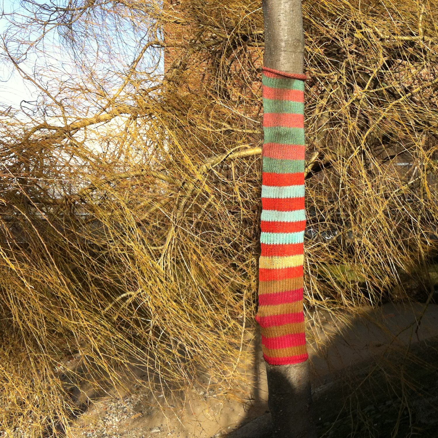 http://1.bp.blogspot.com/-PeUvSAIxGM4/UQqC7HvieOI/AAAAAAAAA7g/z_-vpDPp_h8/s1600/guerilla-knitting_thames-willow.jpg