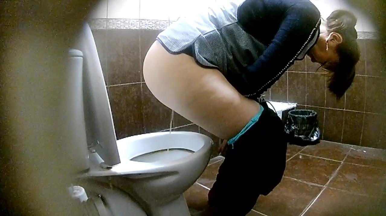 Две камеры спрятанные в туалете засняли девушку во время писсинга