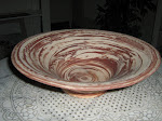 keramikfat som ser ut som trä,mattglaserat. 30.5 cm diam