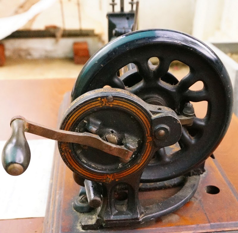 DiscoverSriLanka SRI LANKA ANTIQUES SINGER SEWING MACHINE