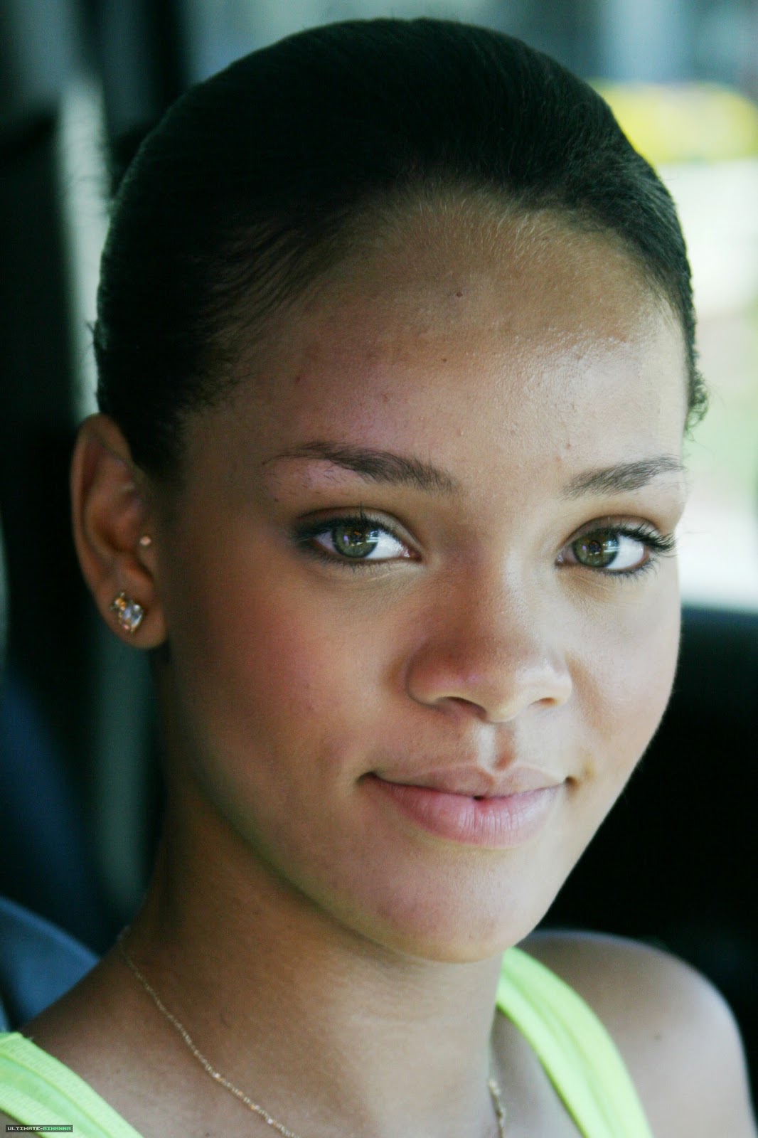 http://1.bp.blogspot.com/-PnaEmnyCqQs/TrmYCCCXSzI/AAAAAAAAGCY/_j0En9twlwc/s1600/rihanna1.jpg