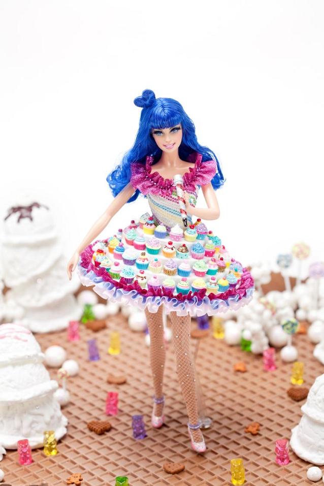 Selam ben moda ve ünlüler KATY�NİN ELBİSESİ VE BARBİE HALİ.
