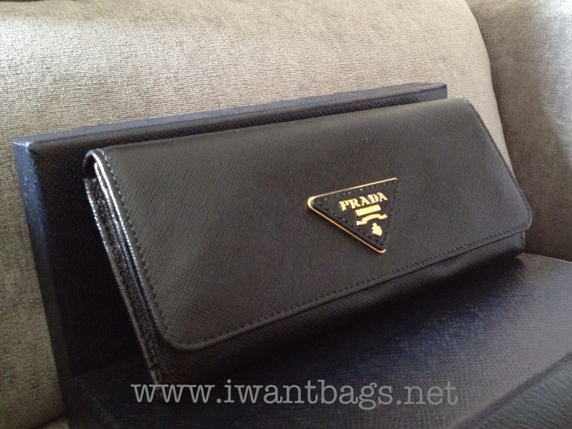 Prada saffiano continental wallet triangle logo - Black  