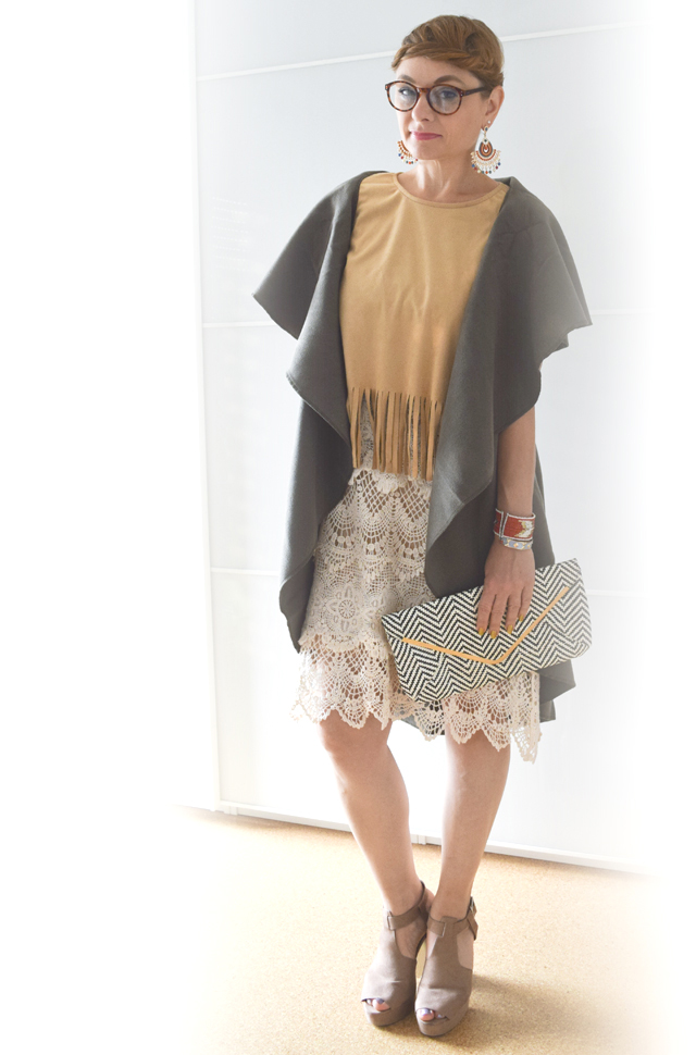 Häkelkleid in Beige mit hohen Schuhen und Weste Filzweste mit Häkelkleid Boho