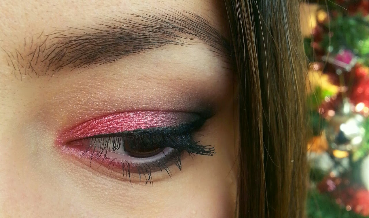 Gokce Karakas Kirmizi Far Ile Makyaj