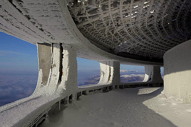 Monumento Buzludzha forma OVNI sovietico edificio