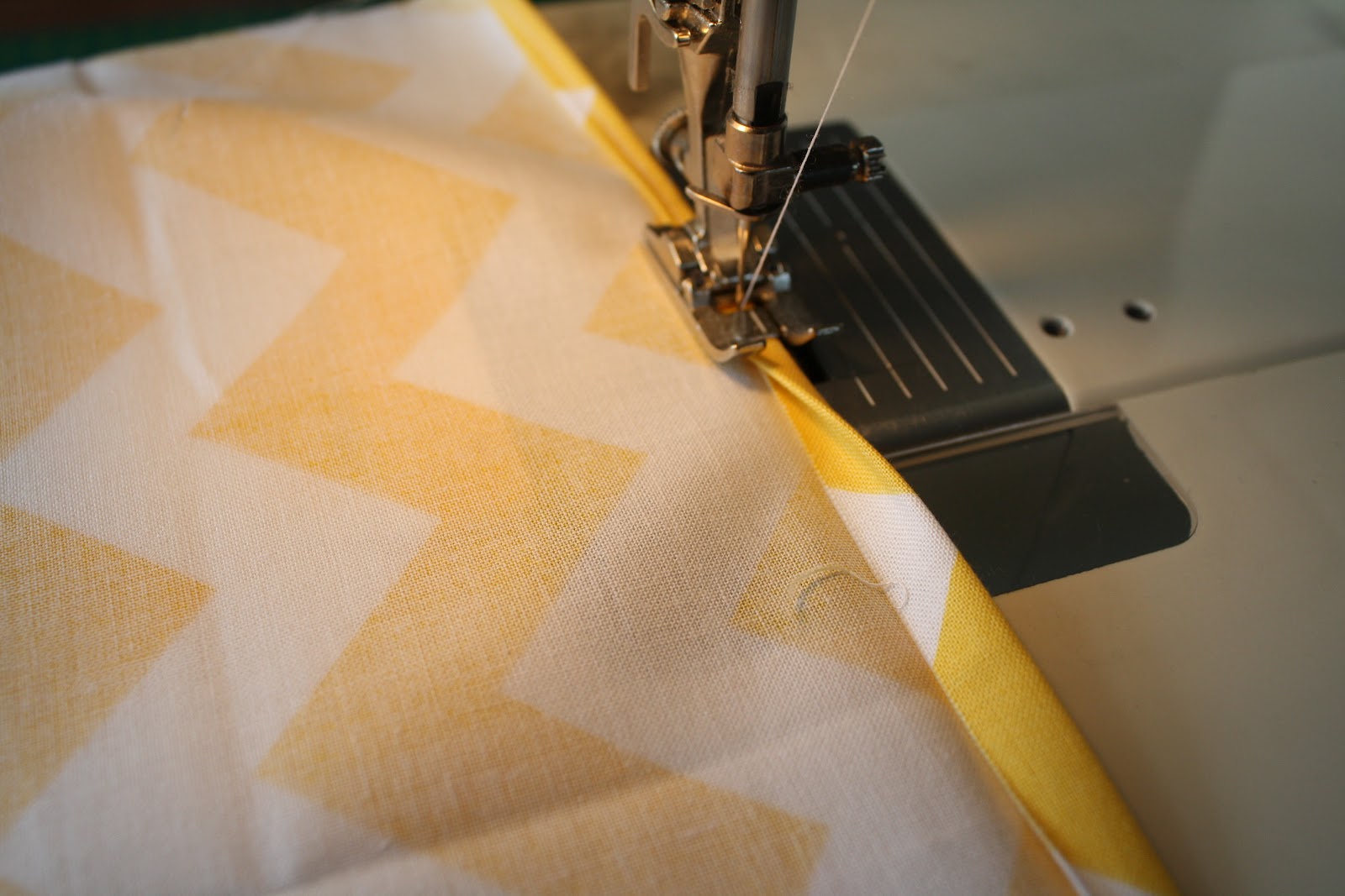 sewhungryhippie Zipper Pillow tutorial