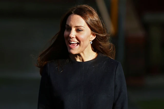  pregnant Kate arrived at Barlby Primary, wearing a navy patterned Madderson dress, to see their Clore Art Room.