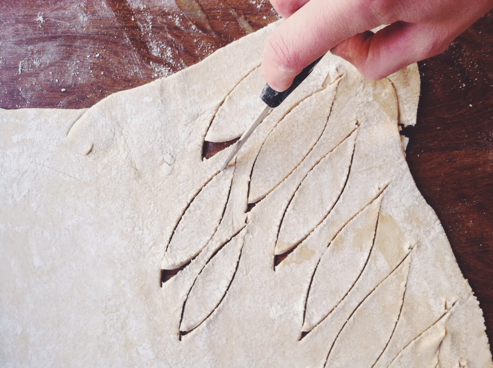 Cutting Decorative Pie Crust Tara Jensen of Smoke Signals Baking @bakerhands