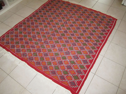 un tapis de laine tunisien de type kilim (klim) de taille 1m50 x 1m50 ...