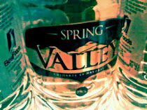 SPRING VALLEY Table water.