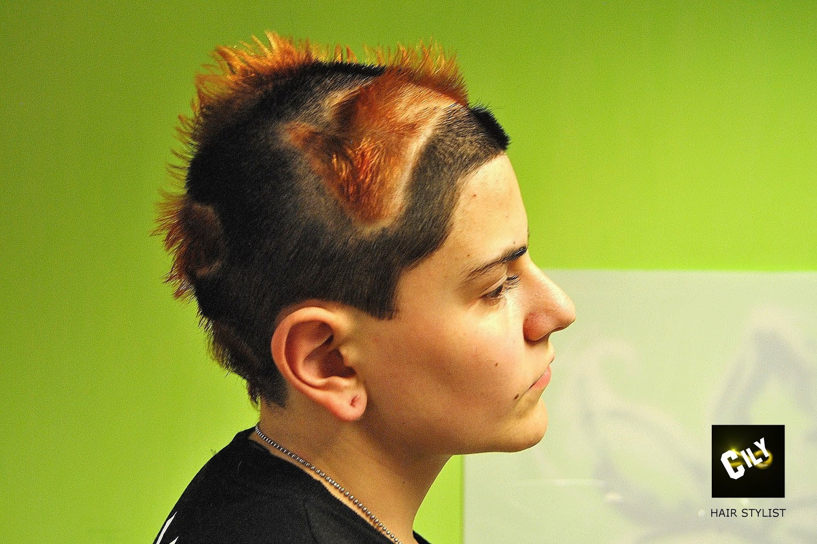 Taglio di capelli con il fuoco