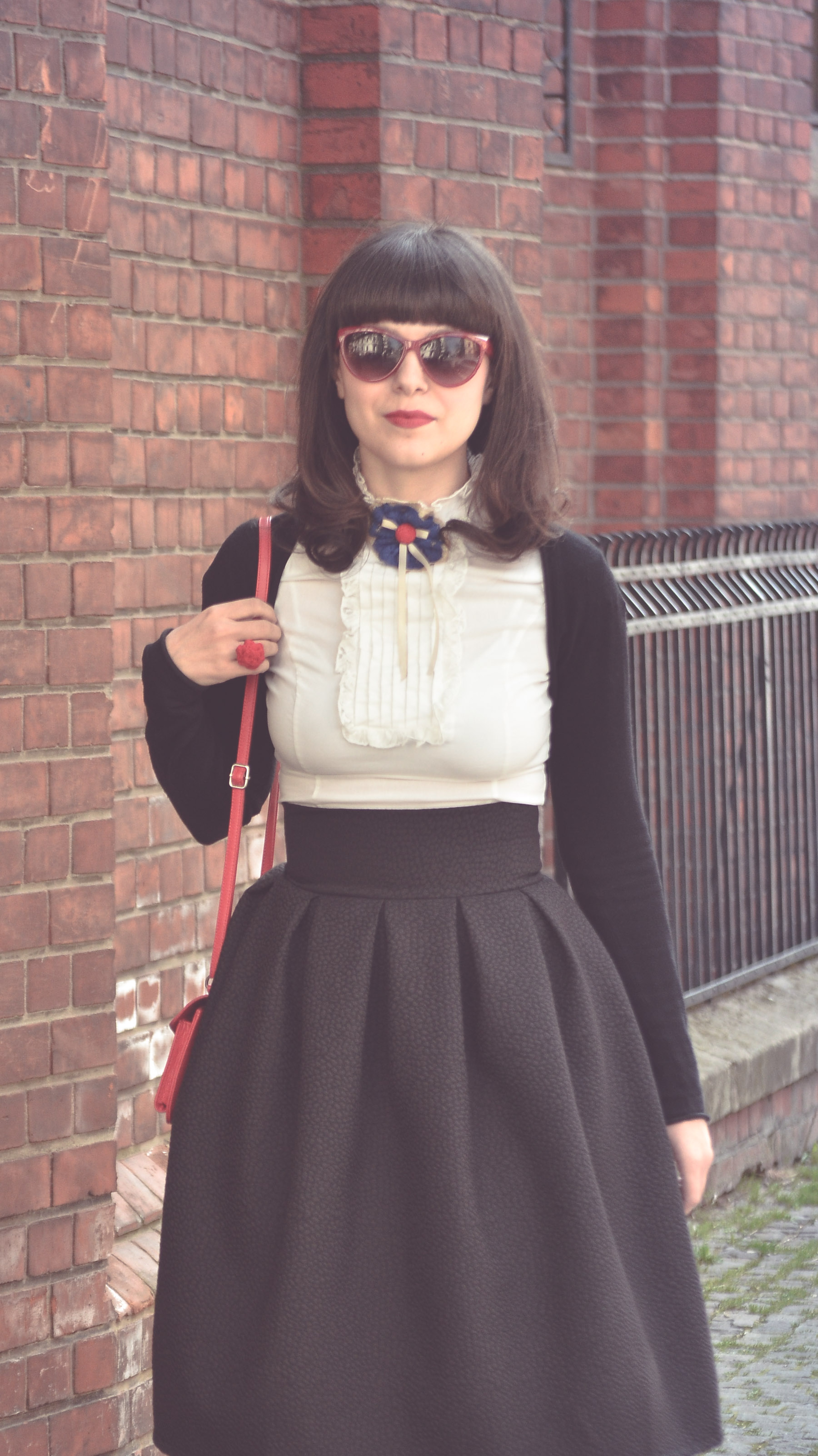 midi puffed up 50s black style skirt vintage style white shirt dotted red heels minnie outfit red purse depurtat