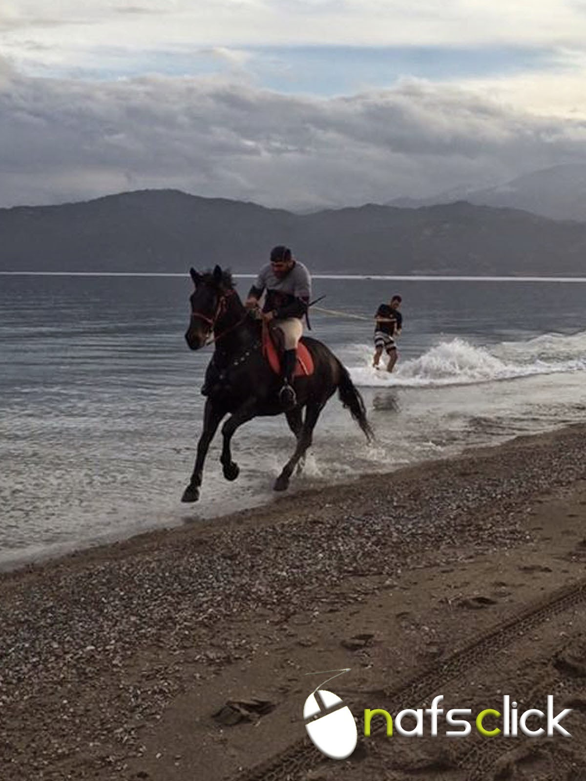 Horse Surfing ένα νέο εντυπωσιακό άθλημα στη Ναύπακτο Φωτογραφίες
