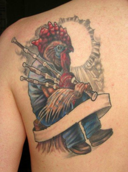 tatuaje de un gallo tocando la gaita