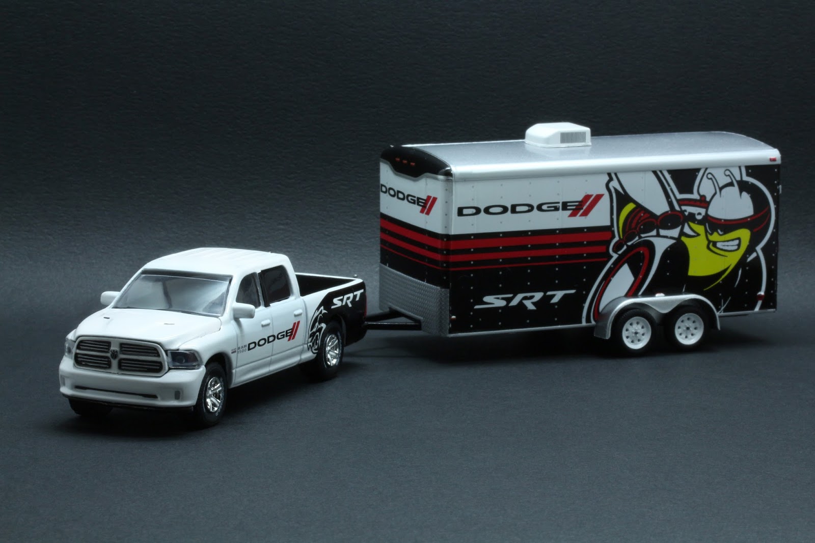 Diecast Hobbist 2014 Dodge Ram 1500 w/Enclosed Car Hauler