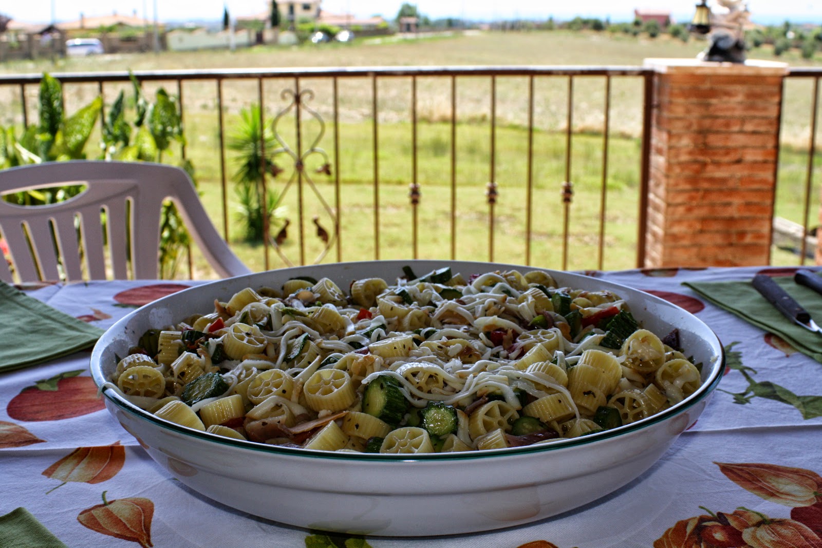 dai, facciamo una buca! - insalata di ruote con zucchine, provola e speck