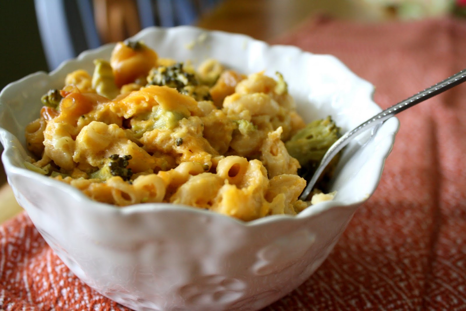 Making Mama's Kitchen Slow Cooker Broccoli Mac 'n Cheese