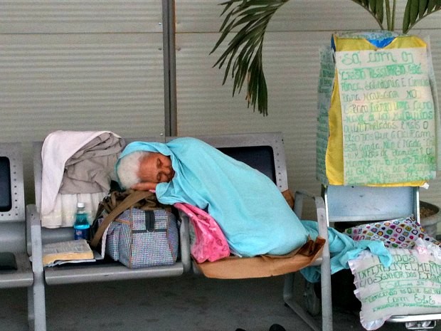 Que belo exemplo! Malafaia, empresta o seu avião? Missionária de 79 anos viaja de aeroporto em aeroporto pregando a Palavra de Deus.   Mulheracampa+manaus