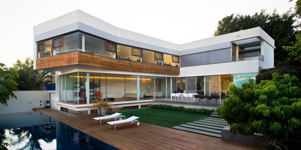 Hogares Frescos: Casa Contemporánea de dos Niveles en Israel con Forma