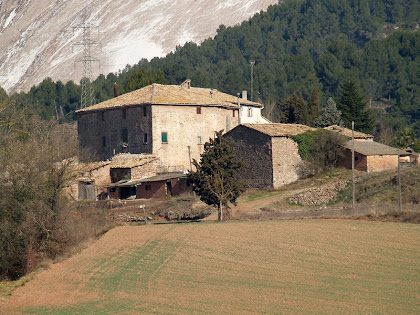 El Mas de les Coves amb el runam salí del Cogulló al seu darrere El Mas de les Coves amb el runam salí del Cogulló al seu darrere